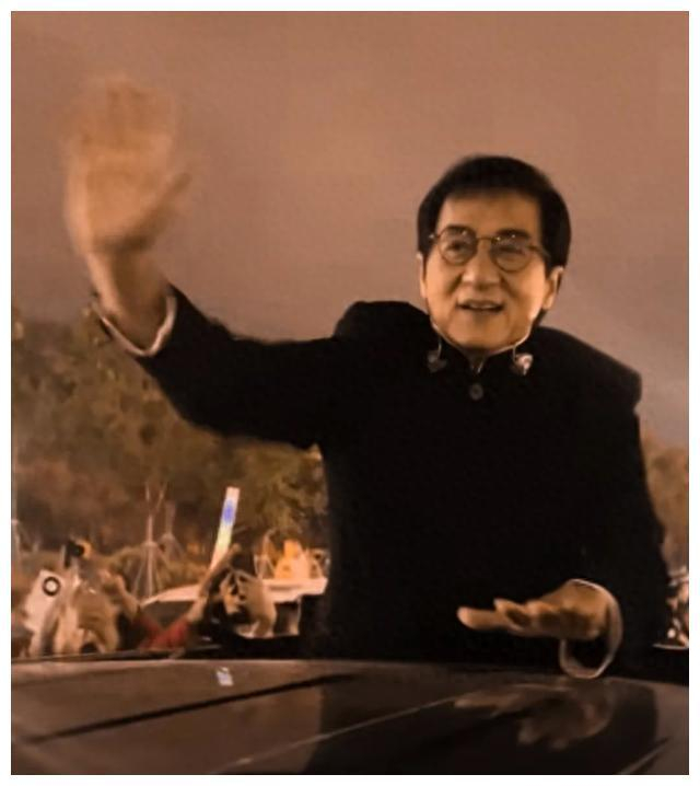 成龙68岁现身延安被上千人围观商演与粉丝疯狂互动