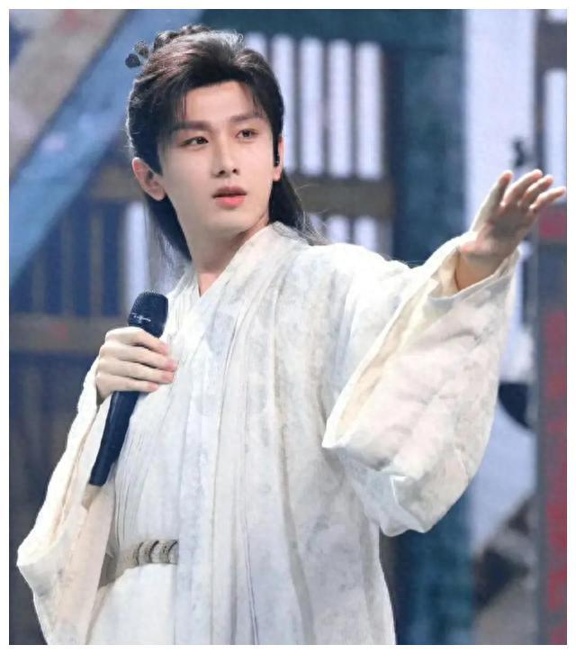 成毅古装造型大火,《刀剑如梦》扮相惊艳,引爆全场!