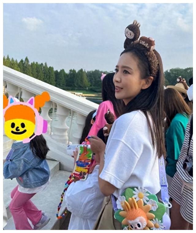 佟丽娅母女出游,首次曝光7岁朵朵近照,惊人相似度引爆舆论.