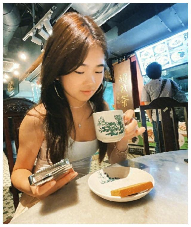 照片一转,grace又穿着吊带装出现,配上一头秀发,真的就像个小女神一样
