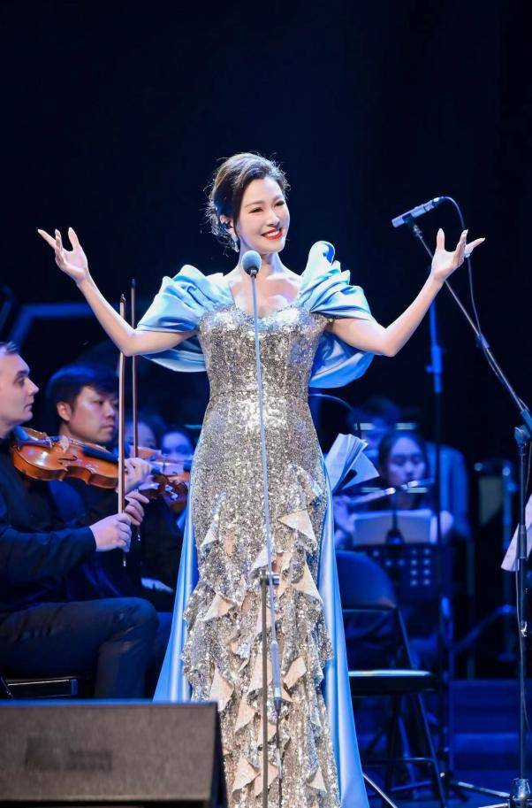 常思思演绎了多首个人经典演唱曲目《春天的芭蕾》,《炫境》,《玛依拉
