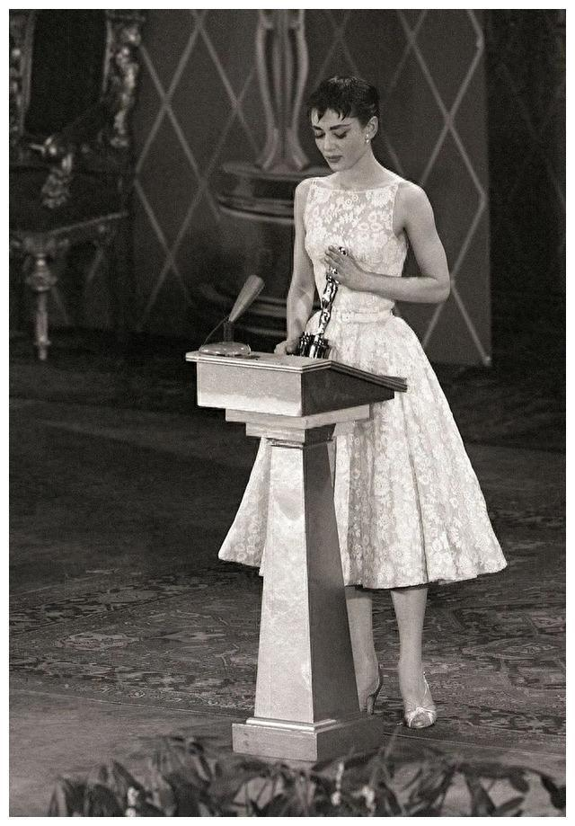 奥黛丽赫本:女神气质与经典时尚的完美结合|龙凤配|赫本|时尚_新浪