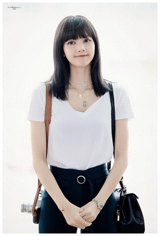 Lisa绽放自由，穿搭欧美狂野，勇敢展示她的魅力|粉丝|裙子|整容|高筒|好莱坞_新浪娱乐_新浪新闻