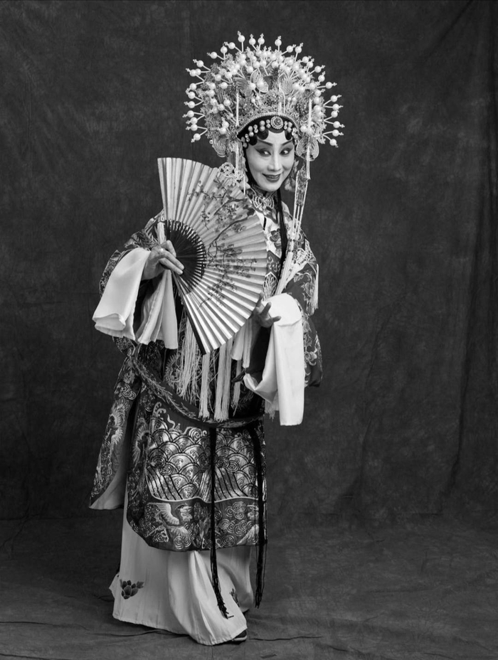 这是一场无声却又掷地有声的对话肖全时代的肖像展落地成都宽窄巷子