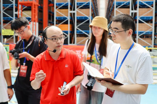     吴世强给大学生讲解岩心库。李嘉欣/摄