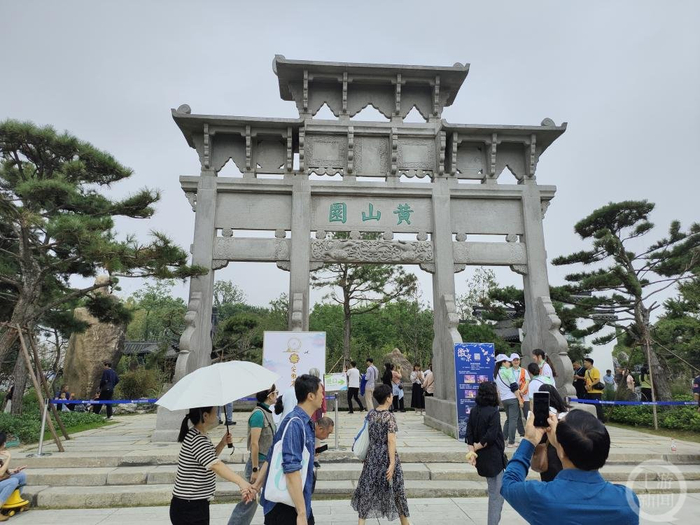 ▲黄山园的入口门楼石牌坊，寓意着风调雨顺、喜庆吉祥。摄影/上游新闻记者 牛泰