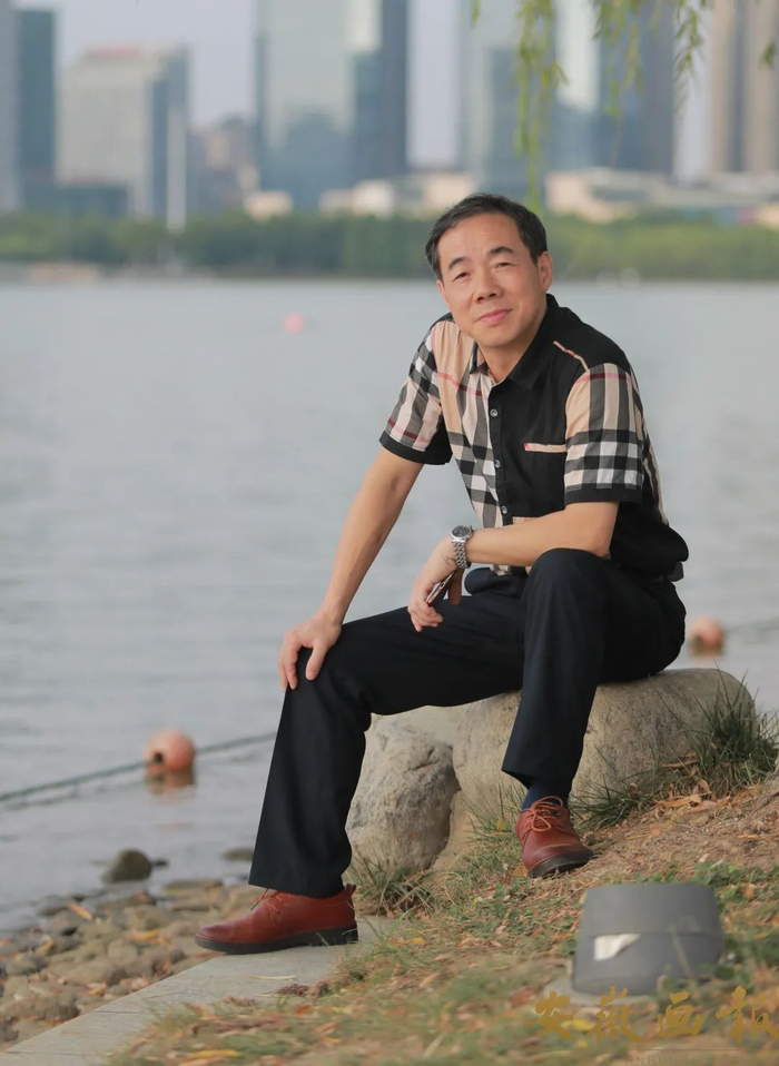 作家江少宾江少宾:安徽枞阳人,供职媒体,业余写散文.