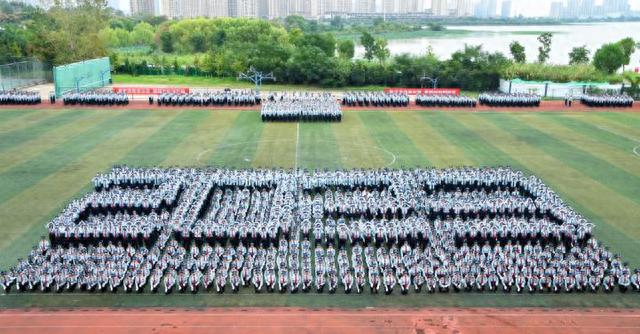 武汉工商学院新生花样方阵表演献礼国庆|方阵|献礼|花样_新浪新闻