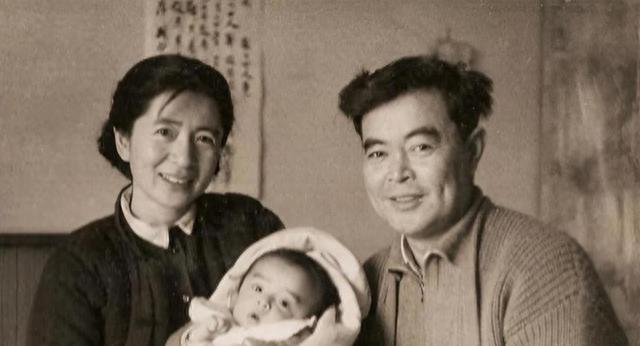 有了崔冬晖后,夫妻二人看其起来比以前都更有精神了,他们对未来充满