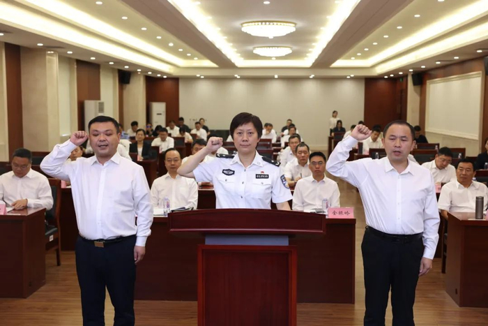 她曾任河南省郑州市中牟县副县长,县公安局党委书记,局长.