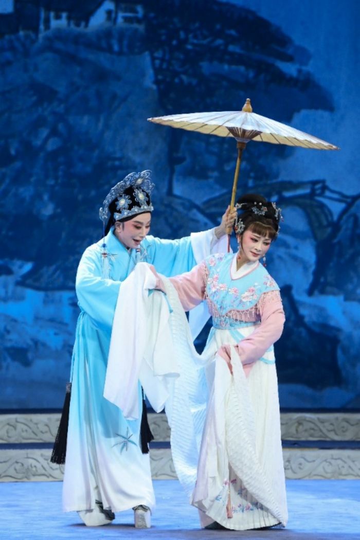 一代的80后梅花奖得主张琳则第一次上演了尹派名剧《浪荡子·叹钟点》