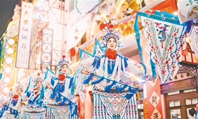 电影小镇推出的沉浸式演出吸引众多游客