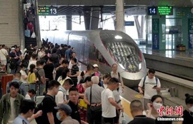 资料图。旅客进站。中新社记者 张畅 摄