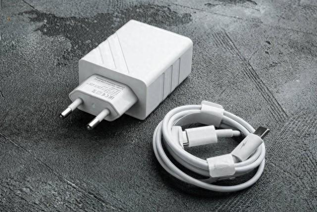 网友质疑苹果故意设置技术障碍|充电器|华为|苹果_新浪新闻
