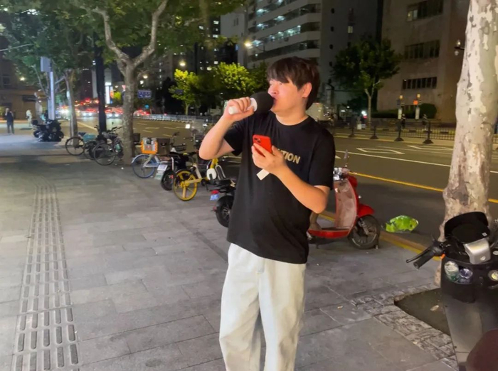 ▲2023年8月31日，吴晓天在街边唱歌。  新京报记者 史航 摄 