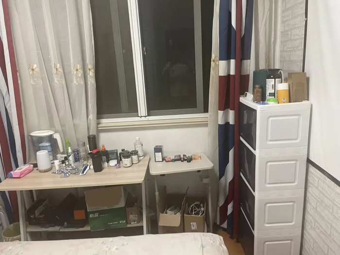 ▲吴晓天的房间，桌子上、柜子里都放满了药。  新京报记者 史航 摄