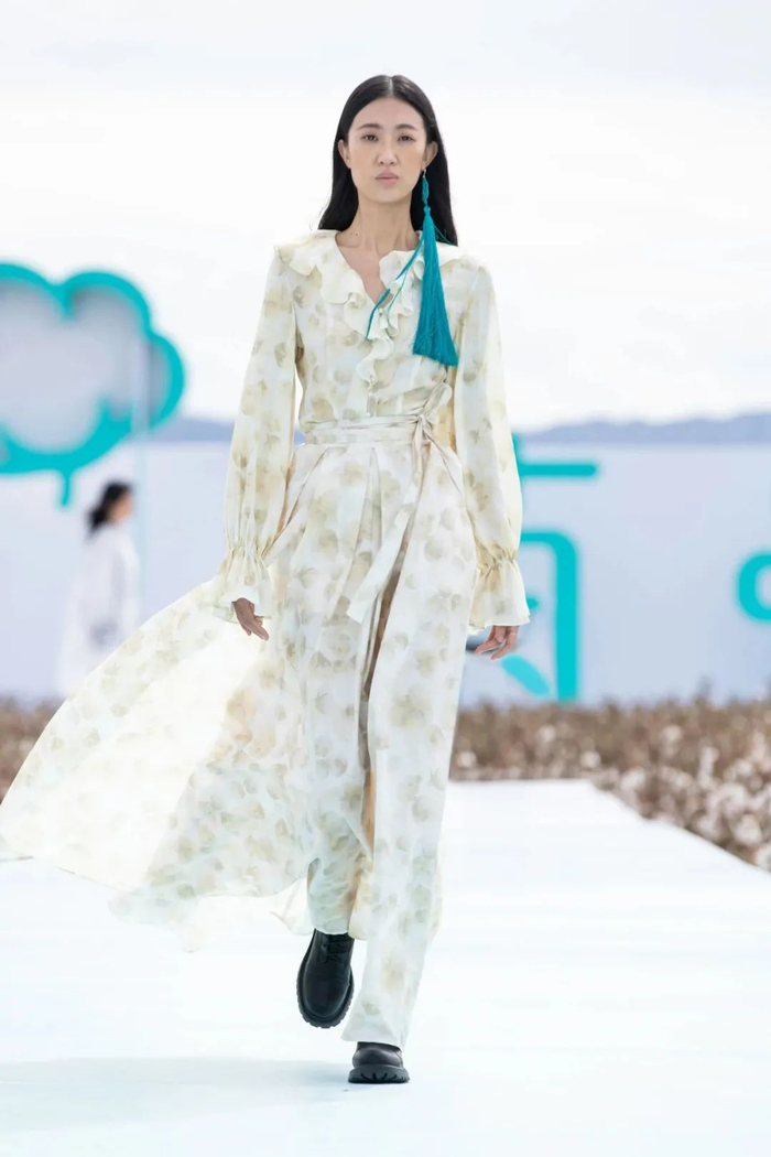 左右滑动查看秀场图