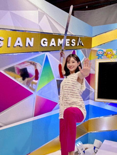 女主播若林有子发布一张在直播间打太极拳的照片（社交媒体截图）