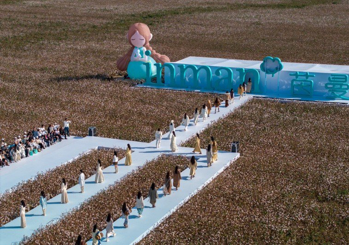 新疆棉田上演舒适棉麻大秀 茵曼携手国棉ccia致敬中国棉|茵曼|新疆