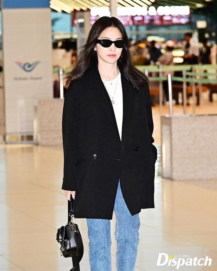 身穿黑色西装配搭白t恤……|宋慧乔|黑色西装_新浪新闻