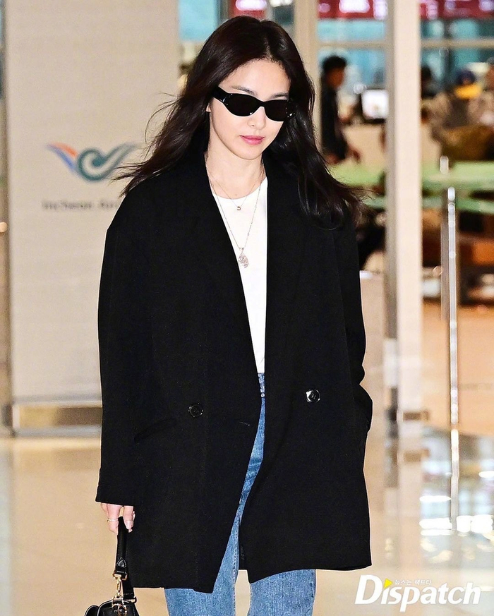 身穿黑色西装配搭白t恤……|宋慧乔|黑色西装_新浪新闻