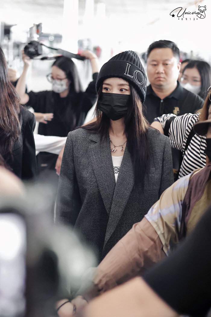 杨幂巴黎时装周机场出发路透来了～西装大logo