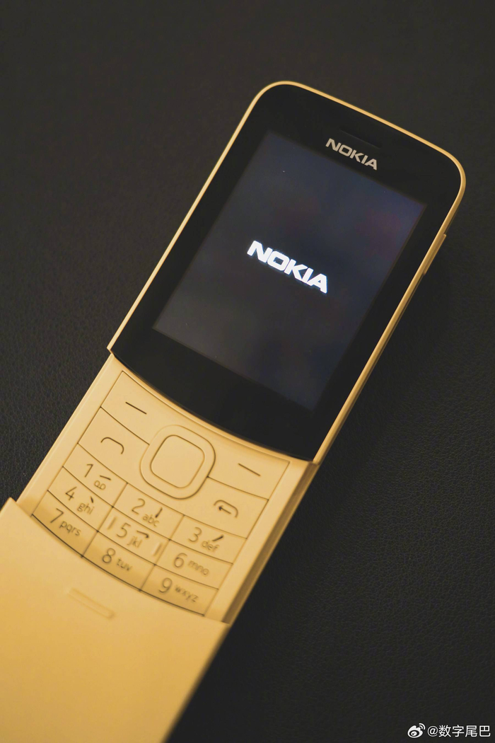 8110,是在 1998 年黑客帝国里面主角 neo 的高频亮相,2018 年诺基亚