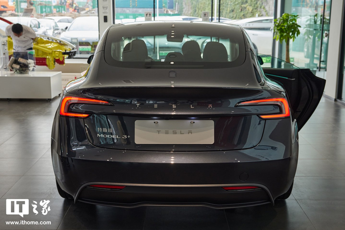 【it之家图赏】时隔 7 年首次大改款!特斯拉 model 3 焕新版实拍