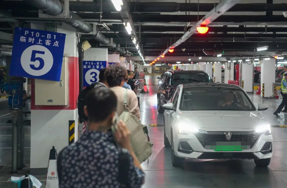 停车库内设置了即停即走停车位 