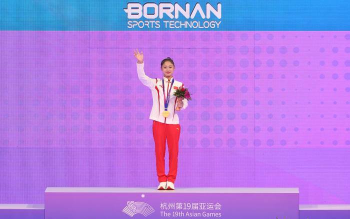 杭州亚运会体操女子全能决赛，17岁小将左彤顶住压力摘金。 新京报记者 王飞 摄