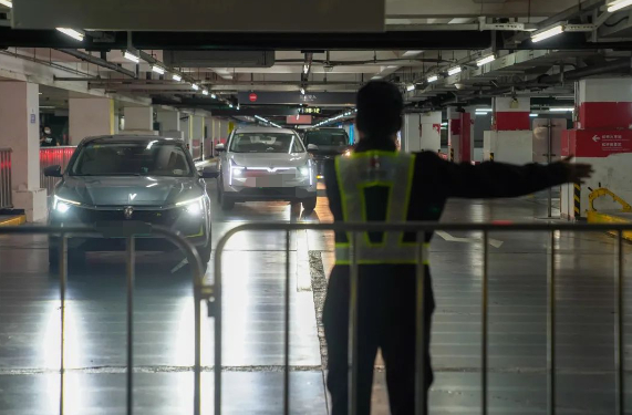 工作人员指挥车辆快速通行