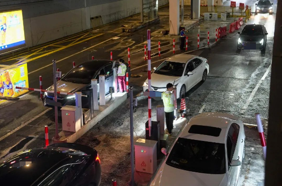 虹桥火车站P10停车场出口