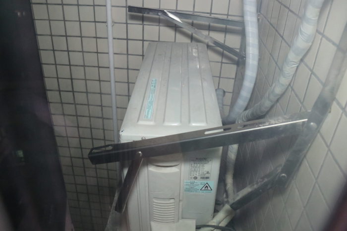 涉事空调外机、安全绳及涉事工人坠落至一楼地面