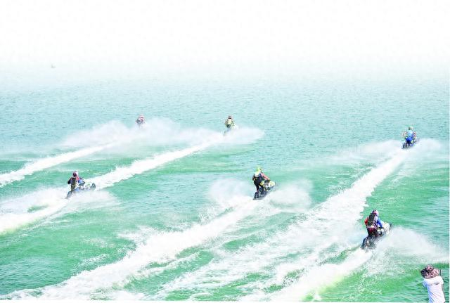 往届中国柳州国际水上狂欢节上，竞技项目紧张刺激。（资料图片）