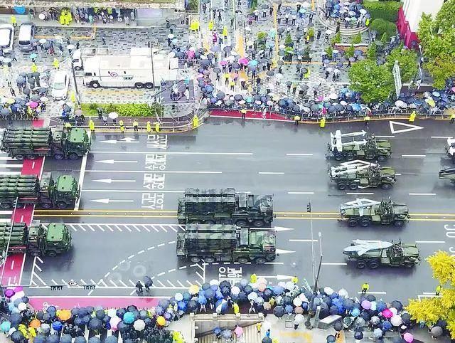 26日,韩国首尔举行大规模阅兵。图为韩军军车在首尔街头行进。林森 摄