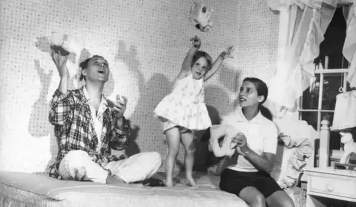 金斯伯格夫妇和女儿在一起