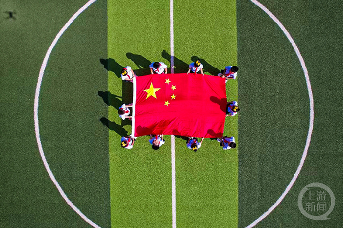 双节同庆| 我和国旗合个影|国旗|祖国|五星红旗_新浪新闻