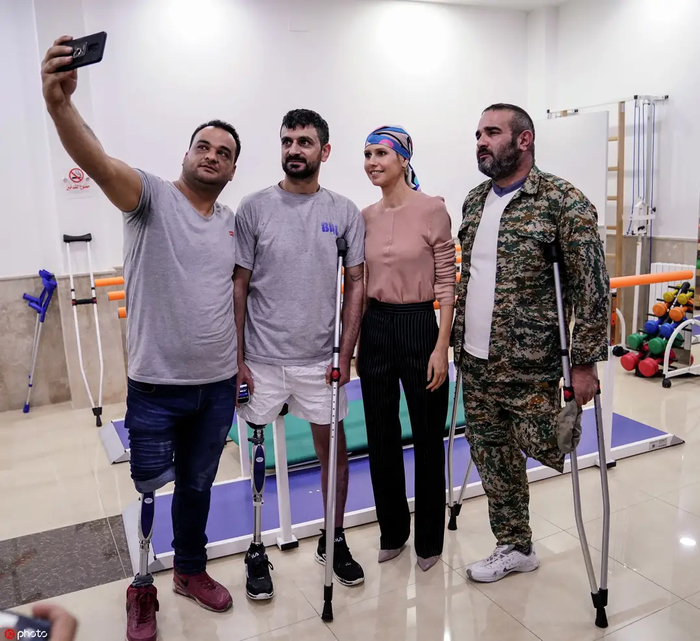 ● 做完化疗手术后，阿斯玛看望伤残士兵