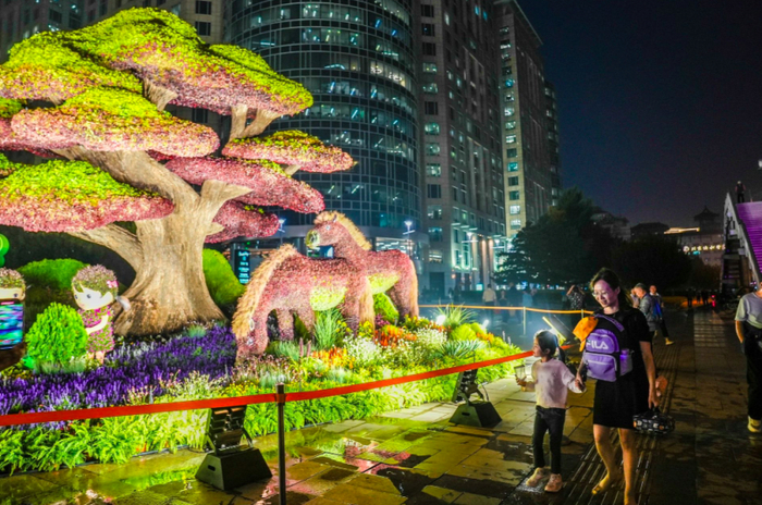 夜景靓丽!长安街沿线主题花坛成市民,游客打卡点__财经头条