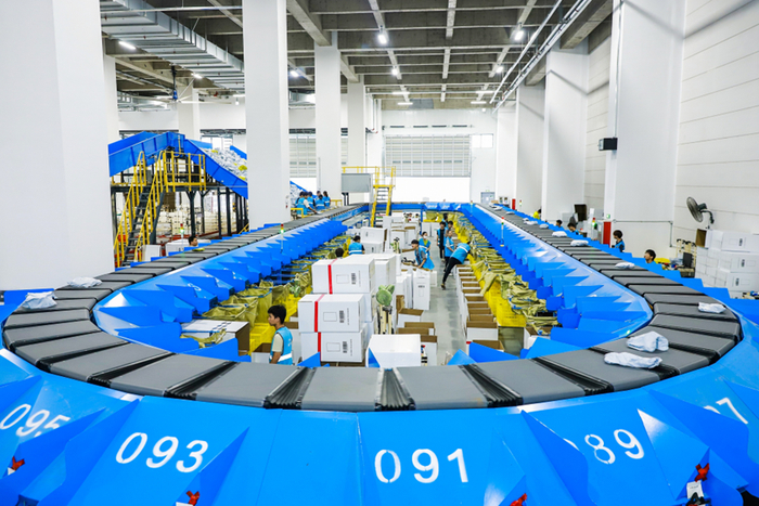 菜鸟东莞集运仓，包裹正在集运装箱