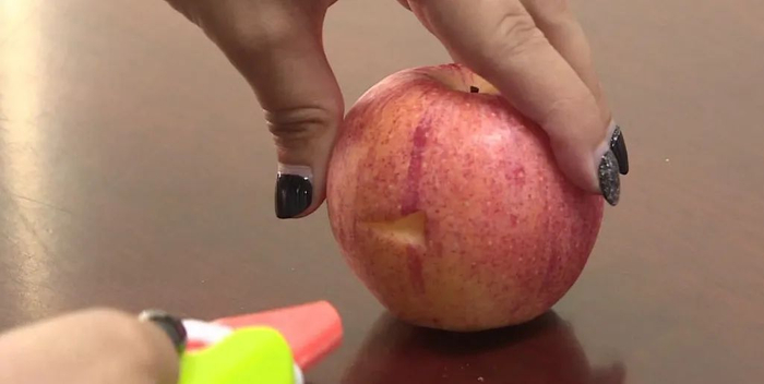 有几款“萝卜刀”的尖头处很硬，能插破白纸、扎破苹果