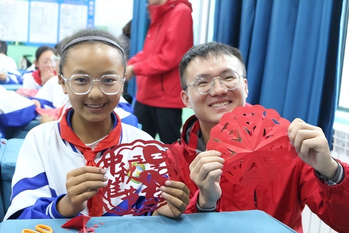 以青春之手共抹中国红山南市东辉中学师生巧手剪纸迎中秋