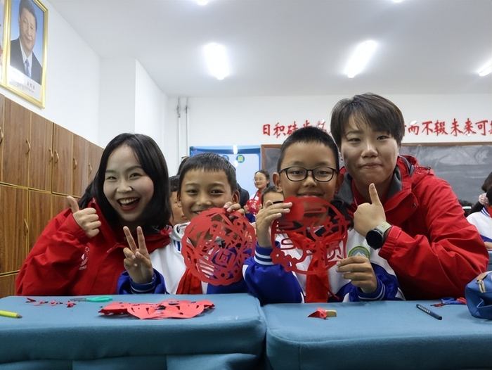 以青春之手共抹中国红山南市东辉中学师生巧手剪纸迎中秋