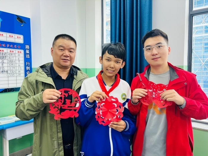 以青春之手共抹中国红山南市东辉中学师生巧手剪纸迎中秋