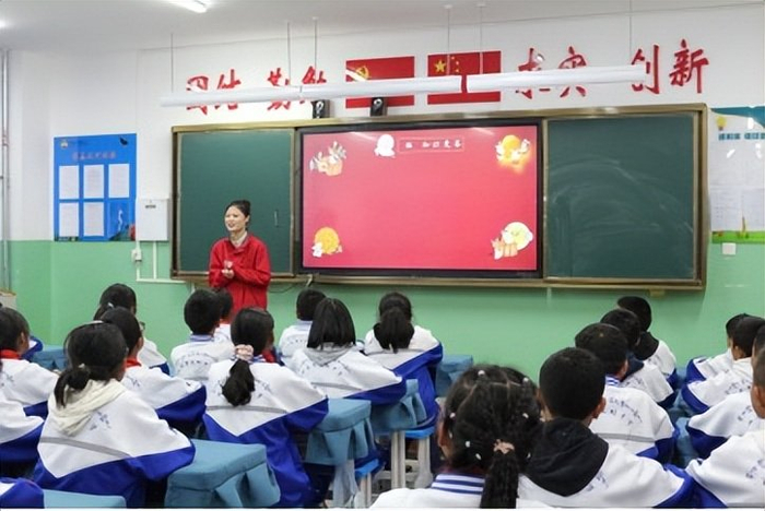 以青春之手共抹中国红山南市东辉中学师生巧手剪纸迎中秋