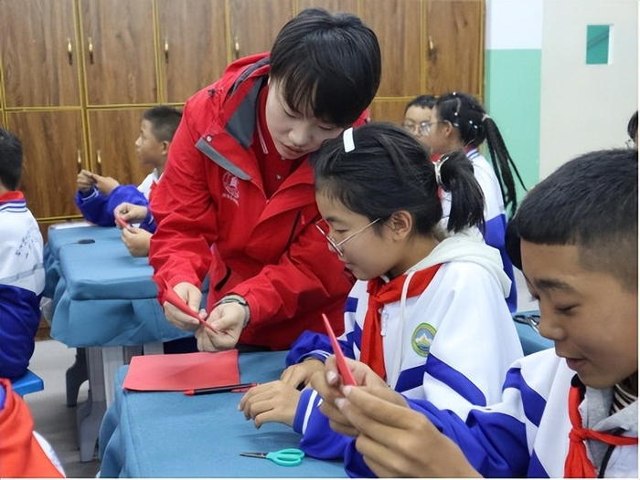 以青春之手共抹中国红山南市东辉中学师生巧手剪纸迎中秋