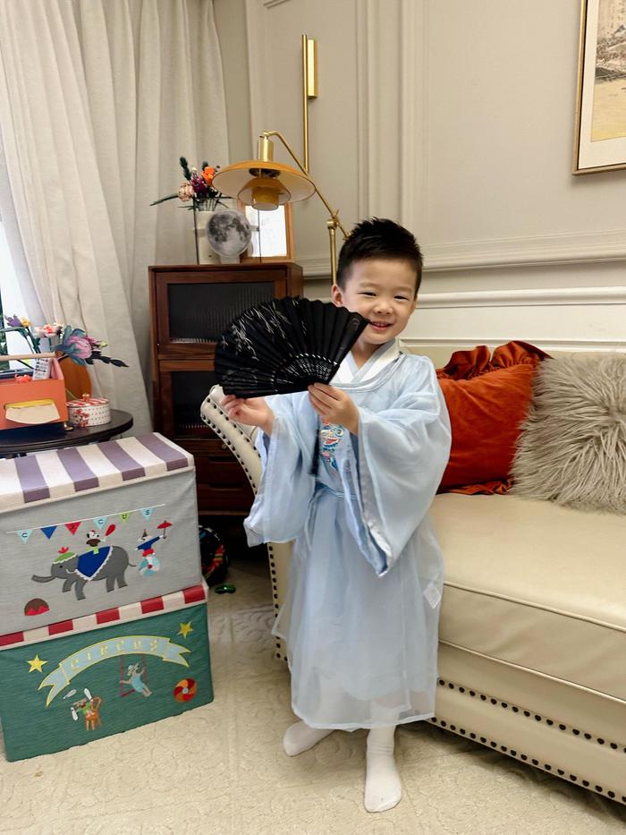 今天是不是好多幼儿园都要求穿汉服上学
