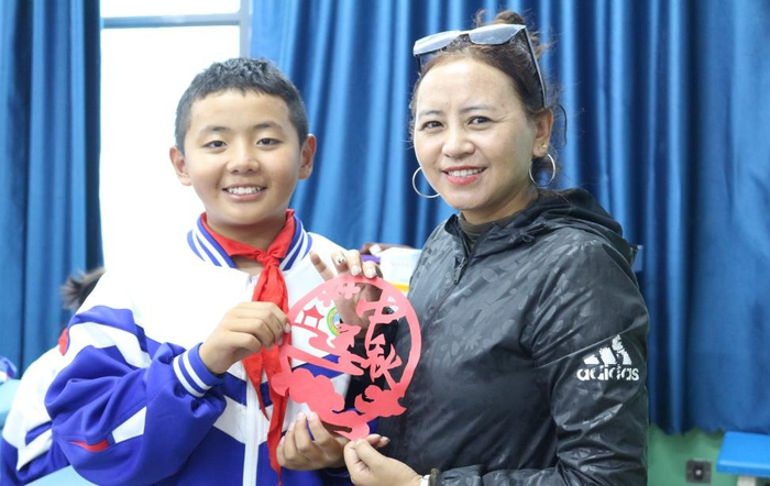 以青春之手共抹中国红山南市东辉中学师生巧手剪纸迎中秋