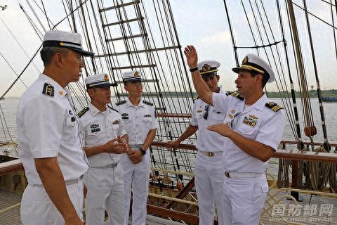 中秘双方官兵进行专业技术交流活动 。任伟 摄