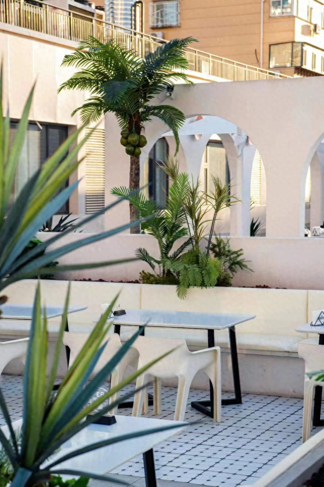 王瑞雪在济南开的餐厅，露台上氛围感满满。受访者供图